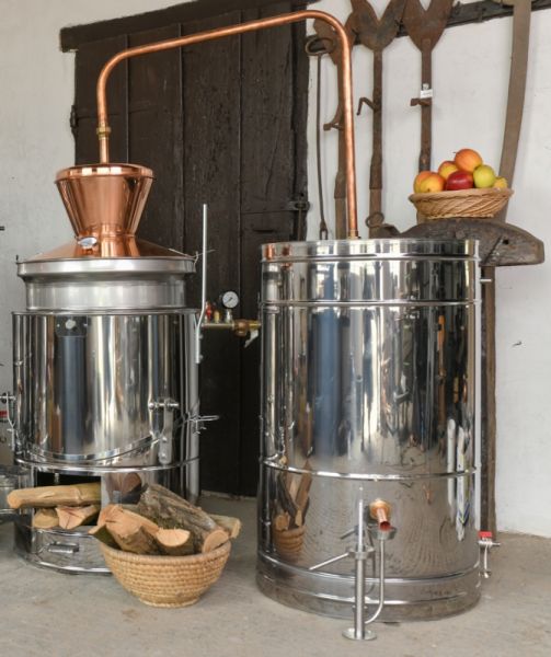 Wasserbaddestille aus Edelstahl mit Kupferhelm, Geistrohr und Kühler